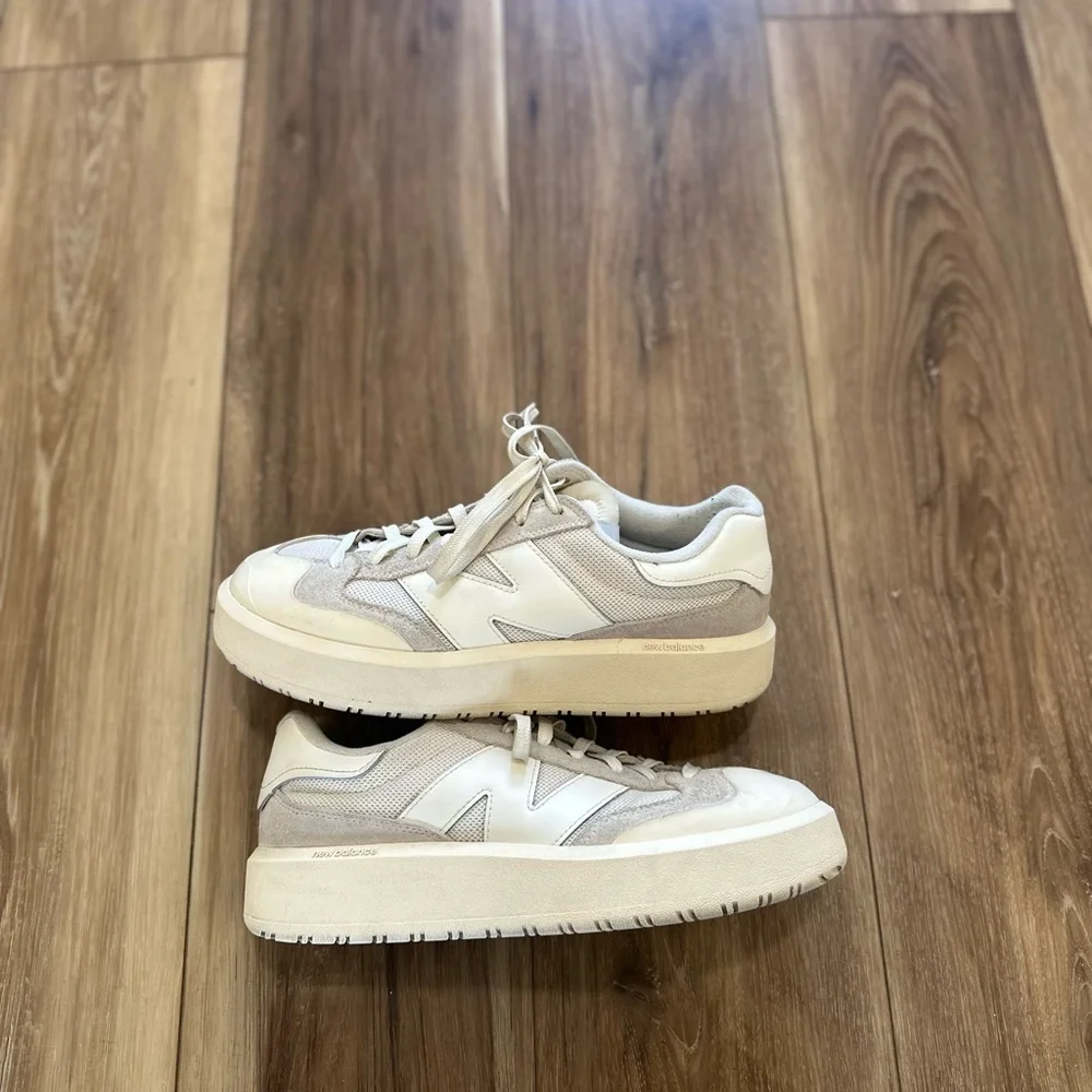New Balance mens white and gray sneakers size 8.5